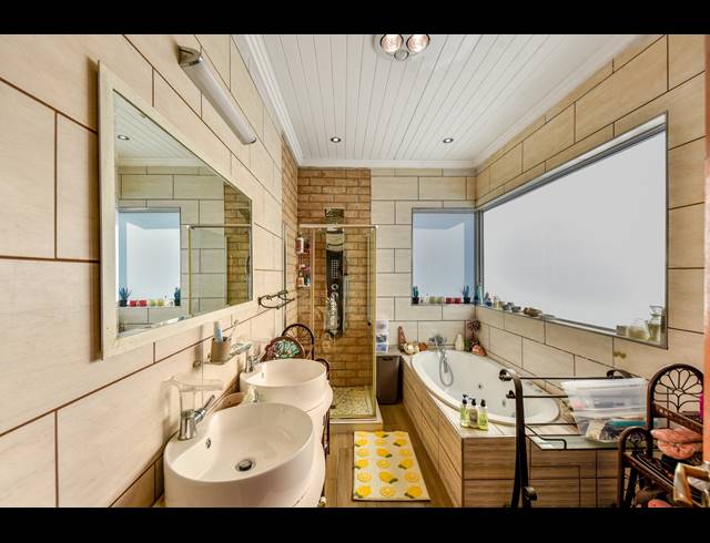 5 BEDROOM GOLF ESTATE FOR SALE IN BLUE VALLEY GOLF ESTATE